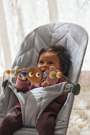 Babywippe BLISS COTTON Petal Quilt – Hellgrau + Spielzeug Googly Eyes Pastels