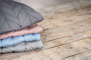 Babywippe BLISS COTTON Petal Quilt – Hellgrau + Spielzeug Googly Eyes Pastels