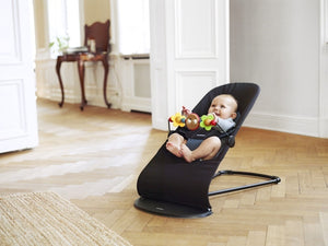 Babywippe BALANCE SOFT – Schwarz/Dunkelgrau + Spielzeug