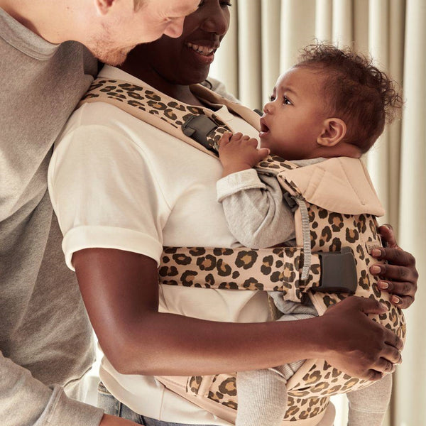 Babytrage ONE – Beige/Leopard