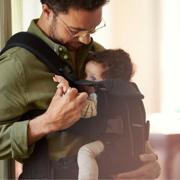 Babytrage ONE – Schwarz + Lätzchen