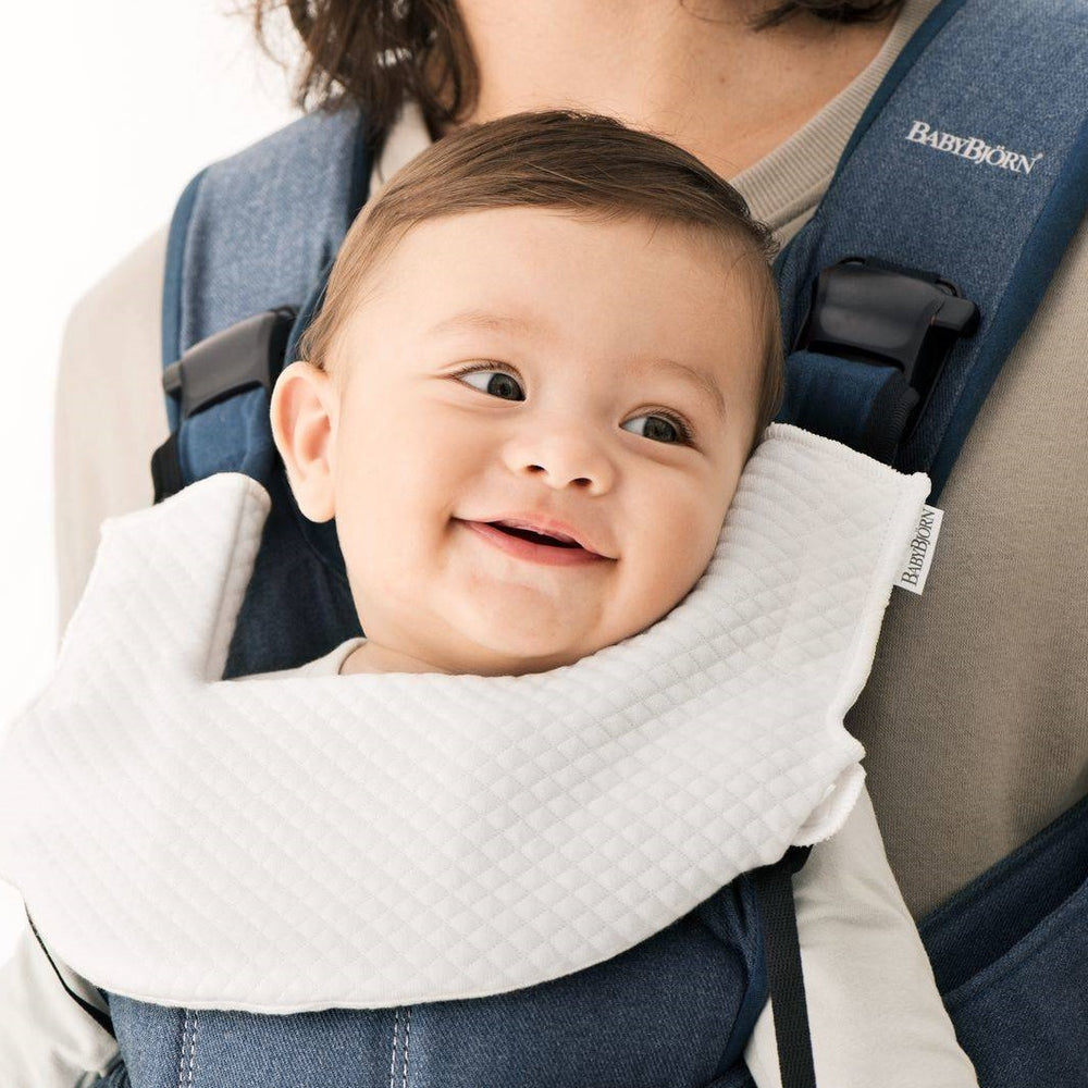 Babytrage ONE – Schwarz + Lätzchen