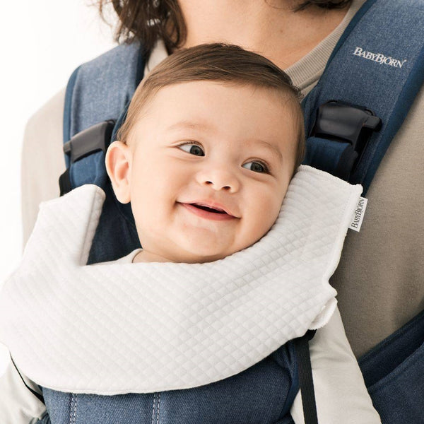 Babytrage ONE – Schwarz + Lätzchen