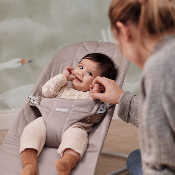 Babywippe BLISS WOVEN Petal Quilt – Sandgrau