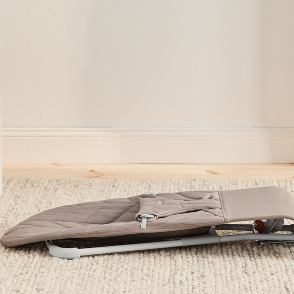 Babywippe BLISS WOVEN Petal Quilt – Sandgrau