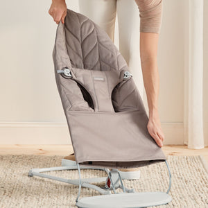 Babywippe BLISS WOVEN Petal Quilt – Sandgrau