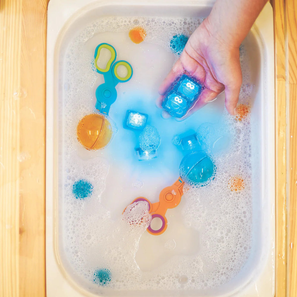 Sensorik-Würfel, die im Wasser leuchten Cookie Monster Sesamstraße – blau - Tublu.de