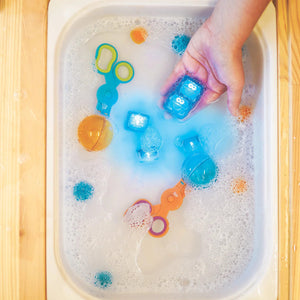 Sensorik-Würfel, die im Wasser leuchten Cookie Monster Sesamstraße – blau - Tublu.de