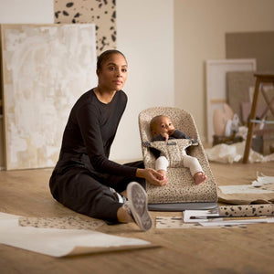 Babywippe BLISS WOVEN – Beige/Dunkelgrau bedruckt