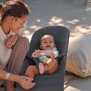 Babywippe BLISS WOVEN Petal Quilt – Anthrazit