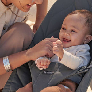 Babywippe BLISS WOVEN Petal Quilt – Anthrazit