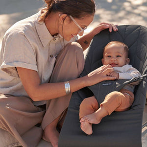 Babywippe BLISS WOVEN Petal Quilt – Anthrazit