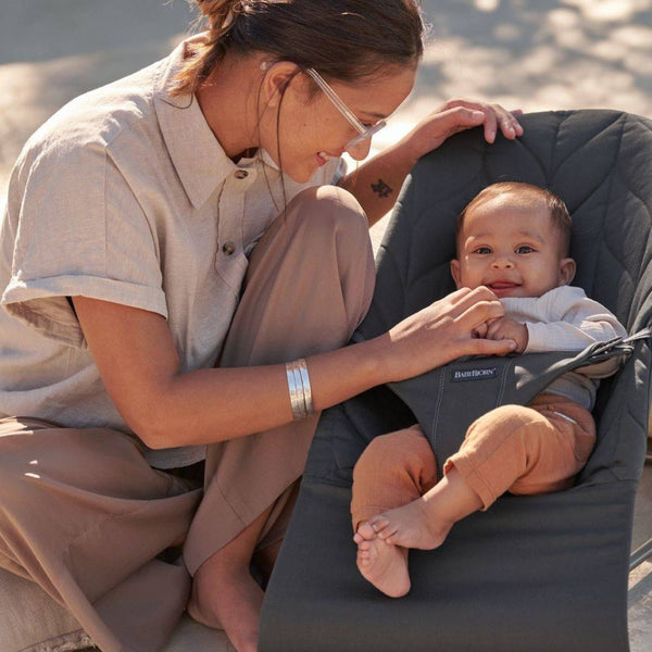 Babywippe BLISS WOVEN Petal Quilt – Anthrazit