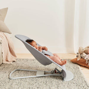 Babywippe BLISS WOVEN Petal Quilt – Hellgrau