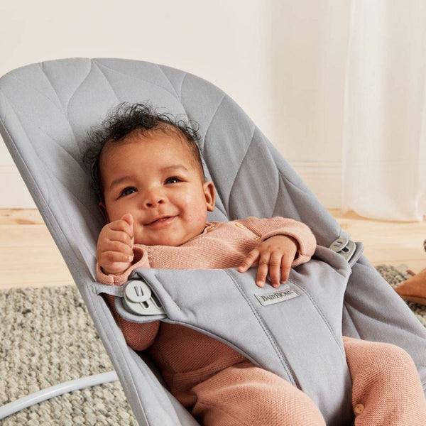 Babywippe BLISS WOVEN Petal Quilt – Hellgrau