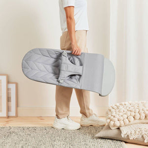 Babywippe BLISS WOVEN Petal Quilt – Hellgrau