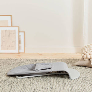 Babywippe BLISS WOVEN Petal Quilt – Hellgrau