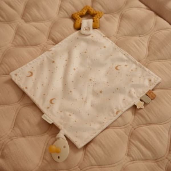 Kuscheltier mit Schnullerhalter und Beißring