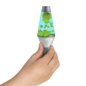 Hand hält Schylling Lava Squish N'Flow Zabawka progresywna mit grünen Blasen in blauem Flüssigkeitsbehälter