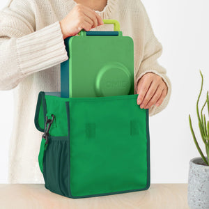 Lunchbag OmieTote – Green von OMIE mit grüner Lunchbox, die in die Lunchbag gesteckt wird