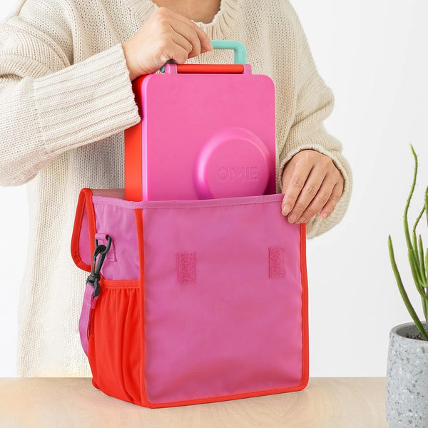 Lunchbag OmieTote – Pink Lunchbox wird in pink-rote Lunchbag von OMIE gesteckt