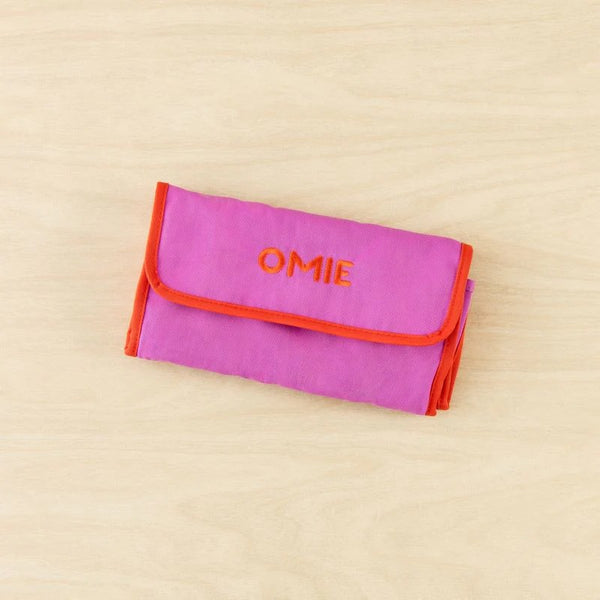 Lunchbag OmieTote – Pink faltbare Lunchbag von OMIE mit oranger Umrandung auf hellem Holzhintergrund