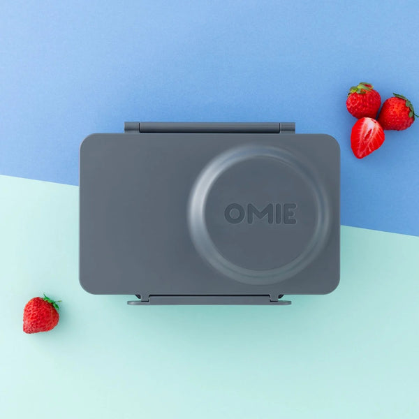 Lunchbox mit Thermosbehälter OmieBox Up – Graphite in dunkelgrauer Farbe mit Erdbeeren auf blauem Hintergrund