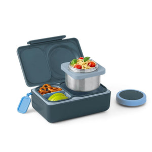 Lunchbox mit Thermosbehälter OmieBox Up – Graphite von OMIE geöffnet mit verschiedenen Snacks und Thermosbehälter mit Nudeln