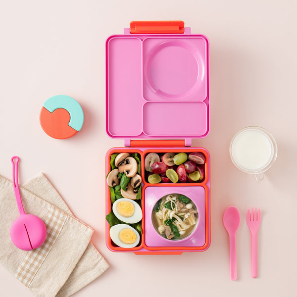 Lunchbox mit Thermoskanne OmieBox – Pink Berry mit Fächern gefüllt mit Snacks und Besteck