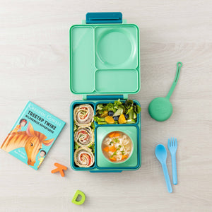 Lunchbox mit Thermoskanne OmieBox – Meadow in Grün geöffnet mit gesundem Mittagessen und blauem Besteck