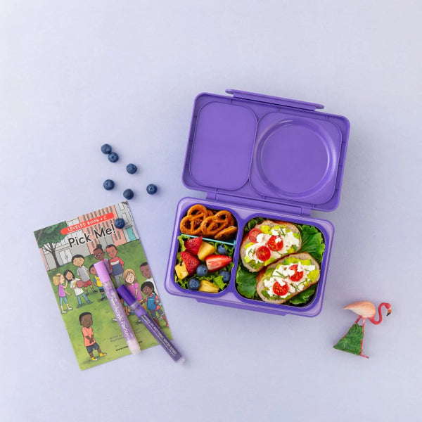 Lunchbox mit Thermosbehälter OmieBox Up – Galaxy Purple mit gesundem Snack und Früchten gefüllt