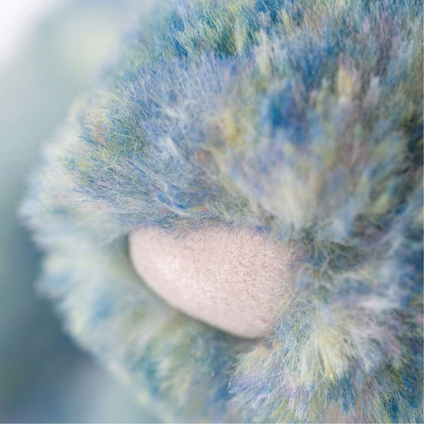 Weiches Plüschkaninchen LUX – Azurblau 31 cm von Jellycat Nahaufnahme des kuscheligen Fells