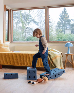 Kind spielt mit kreativen Bausteinen zur Förderung der Grobmotorik Dreamer Set – blau 25 in 1 im Wohnzimmer