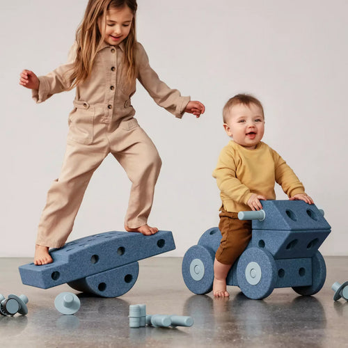 Kreative Bausteine zur Förderung der Grobmotorik Dreamer Set – blau 25 in 1 mit Kindern beim Spielen