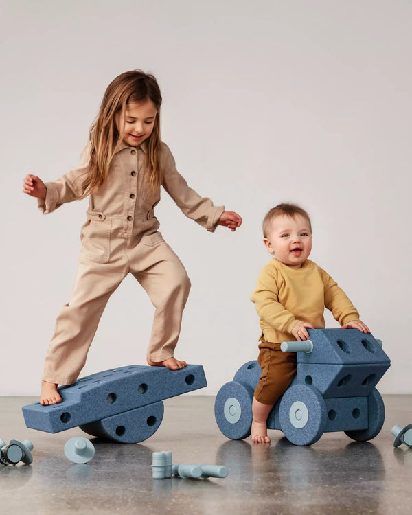 Kinder spielen mit Kreative Bausteine zur Förderung der Grobmotorik Dreamer Set – blau 25 in 1 von MODU