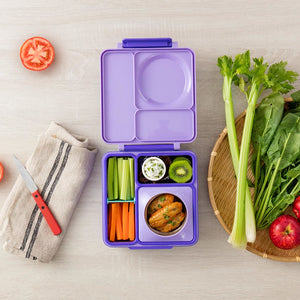 Lunchbox mit Thermoskanne OmieBox – Purple Plum geöffnet mit gesunden Snacks und Gemüse praktisch aufgeteilt