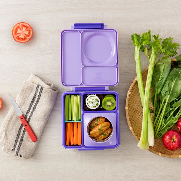 Lunchbox mit Thermoskanne OmieBox – Purple Plum geöffnet mit gesunden Snacks und Gemüse praktisch aufgeteilt