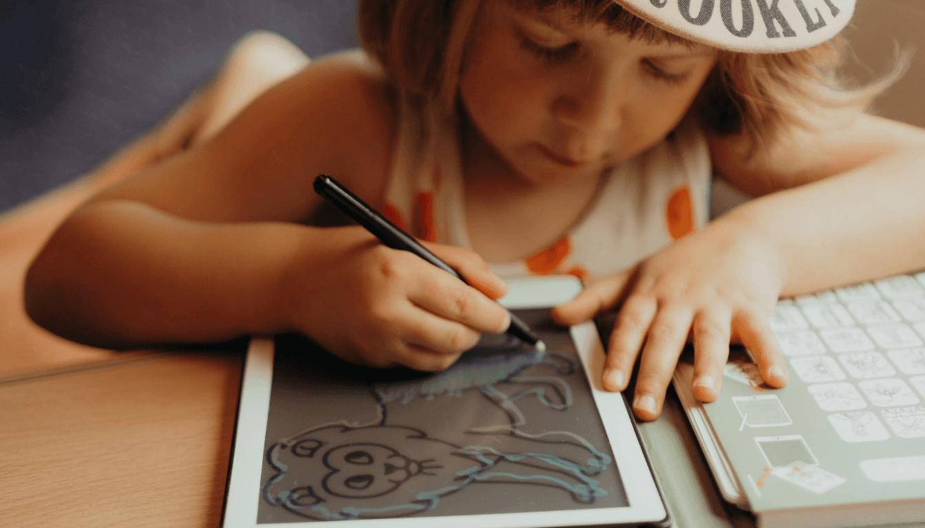 Ein Kind malt auf einem Tablet, ideal für Reisespielzeug für Kinder auf Reisen