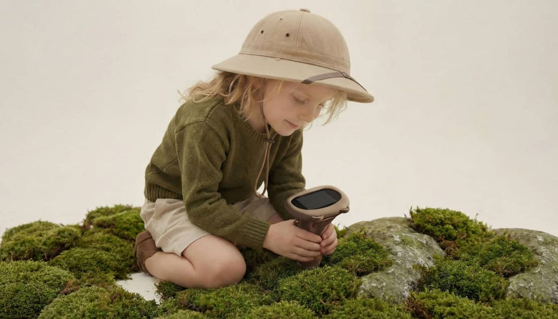 Kind entdeckt Natur mit Kinder Mikroskop und Lupe