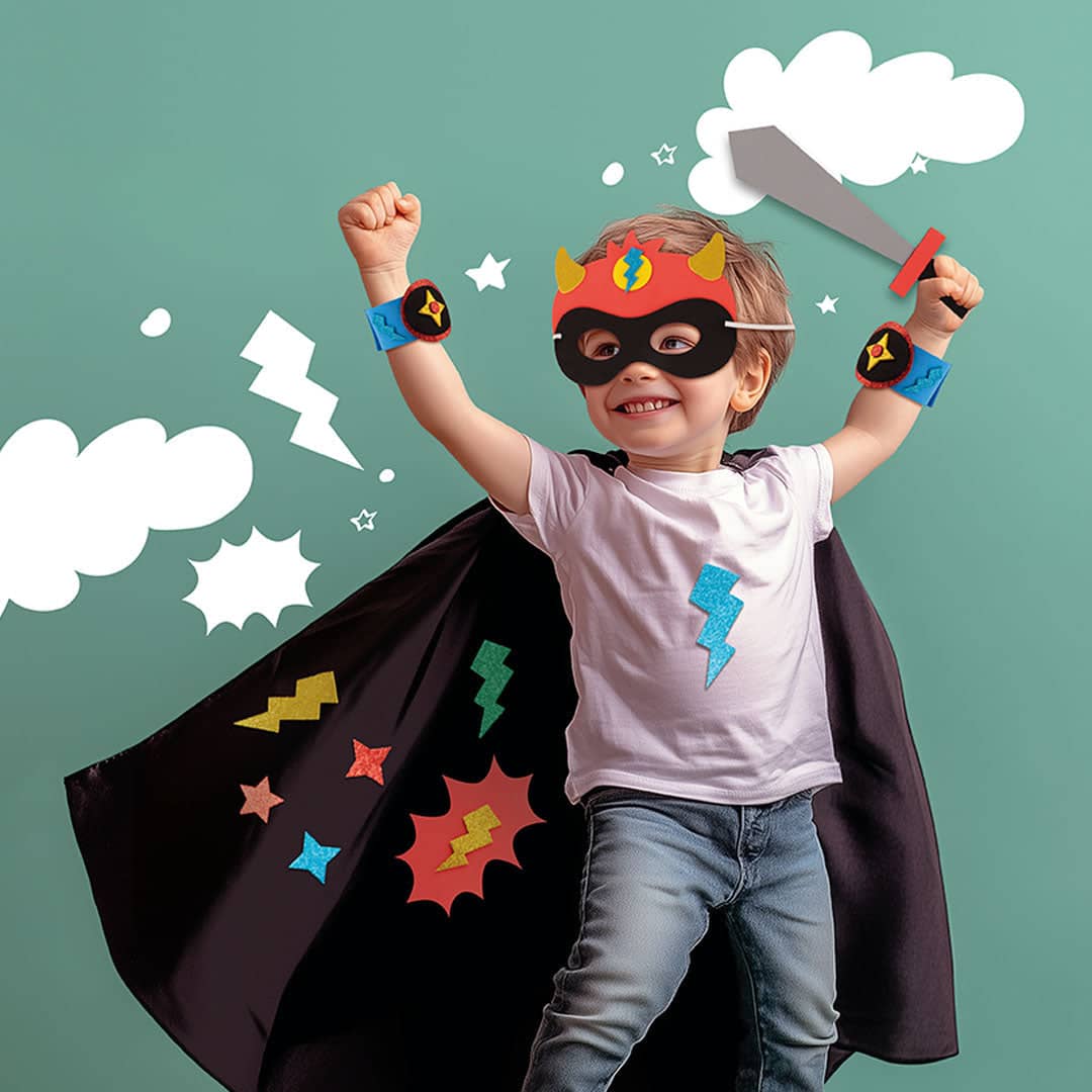 Kinder im Superhelden-Kostüm mit Cape und Accessoires für Spiel und Spaß – Kostüme und Accessoires für Kinder