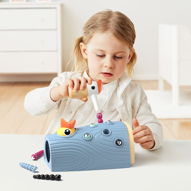 Kind spielt mit kreativem Spielzeug ab 2 Jahre zur Förderung von Motorik und Koordination