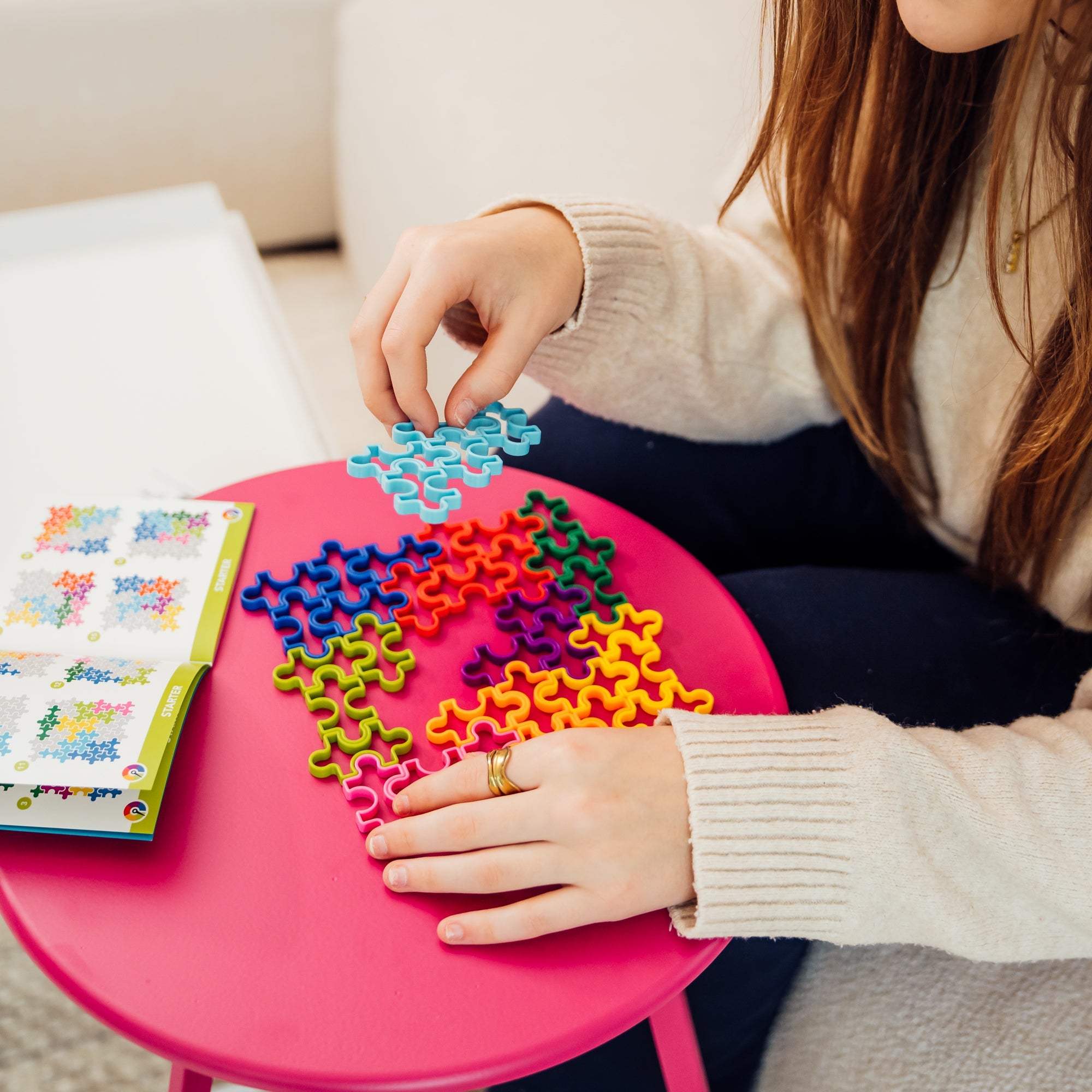 Kind spielt mit buntem Puzzle-Spielzeug ab 7 Jahren zur Förderung kognitiver Fähigkeiten