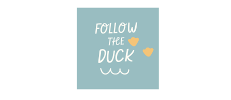 LOGO von FOLLOW the duck Wasserspielzeug für Kinder mit türkisfarbenem Hintergrund und gelben Entensymbolen