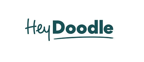 HeyDoodle Logo in dunkelgrün zeigt die Marke für wiederverwendbare Silikon-Malmatten für Kinder