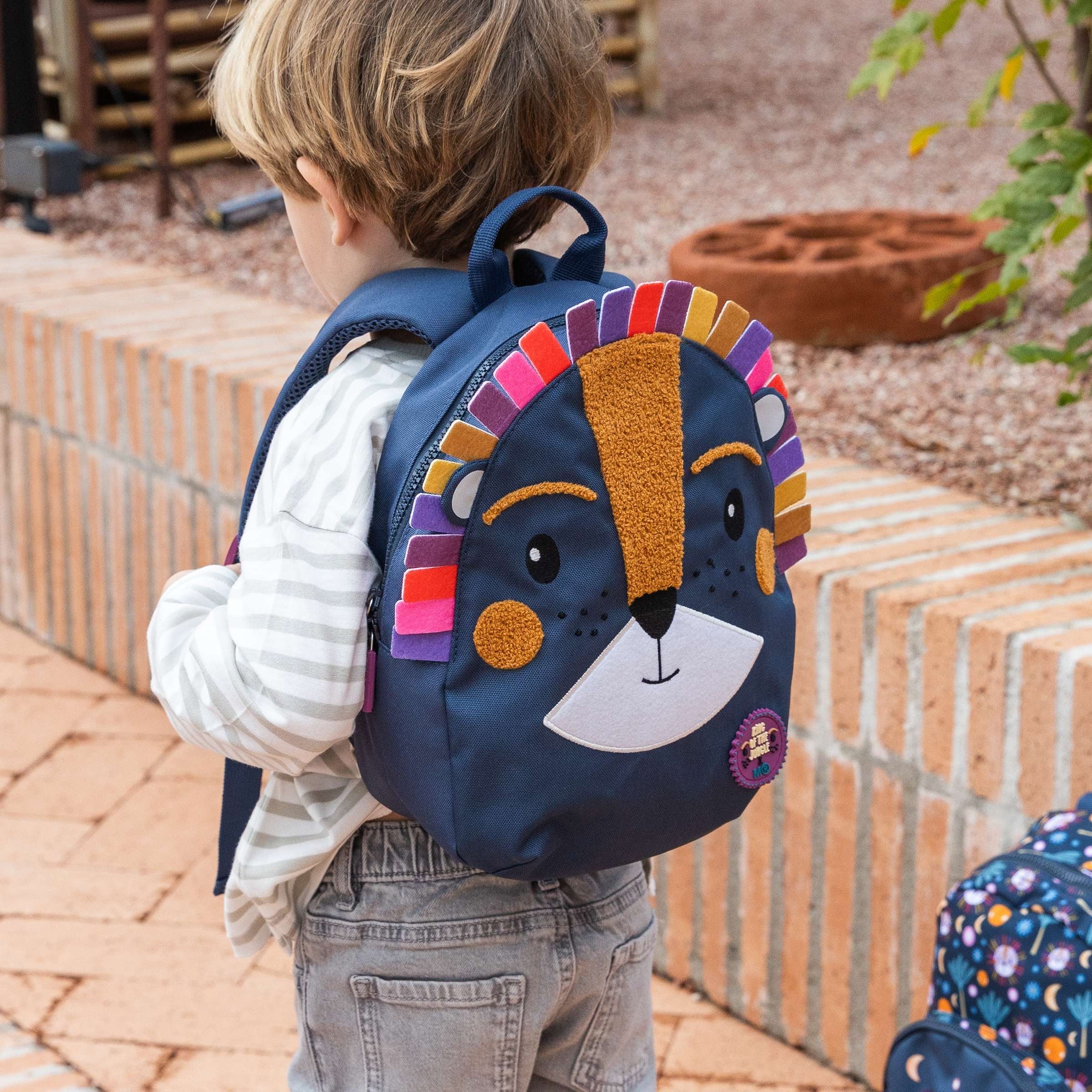 Kind trägt bunten Kindergartenrucksack mit Löwenmotiv für kleine Abenteurer ab 2 Jahren
