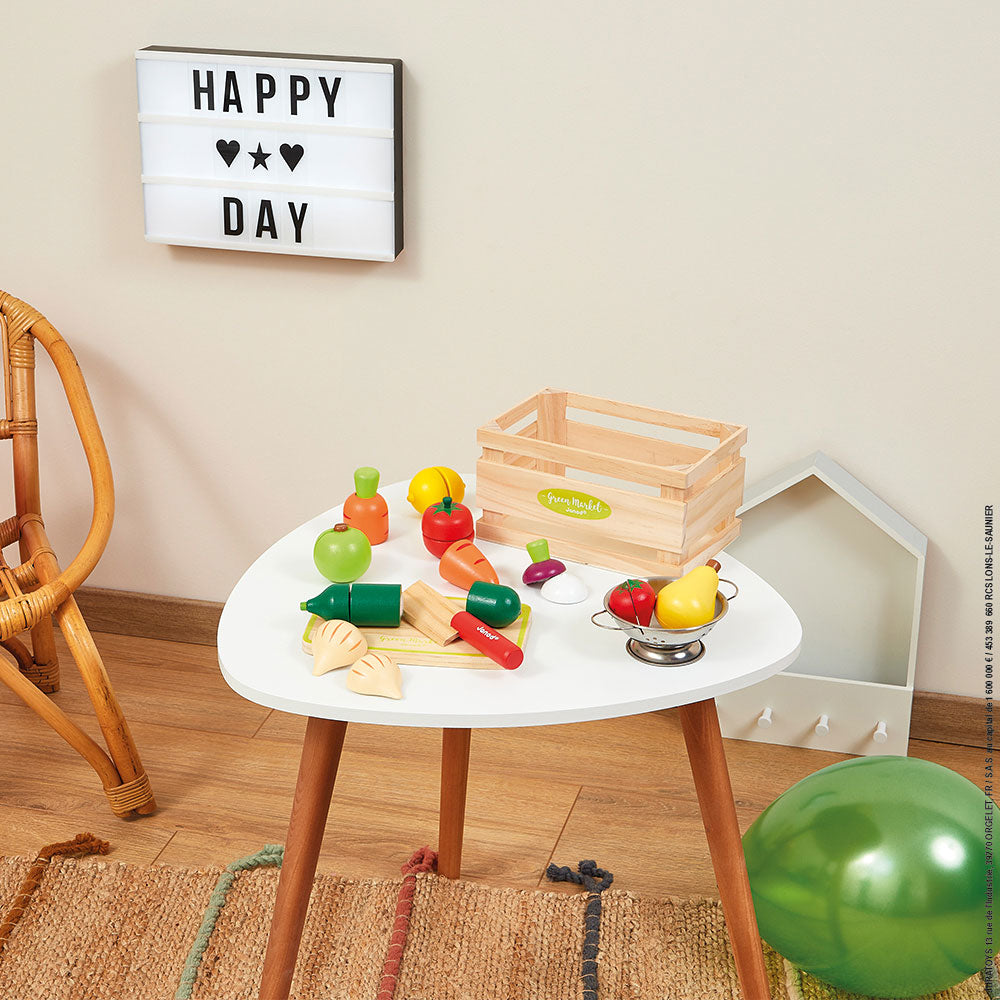 Holzkiste mit Obst und Gemüse zum Schneiden und 23 Zubehörteilen.