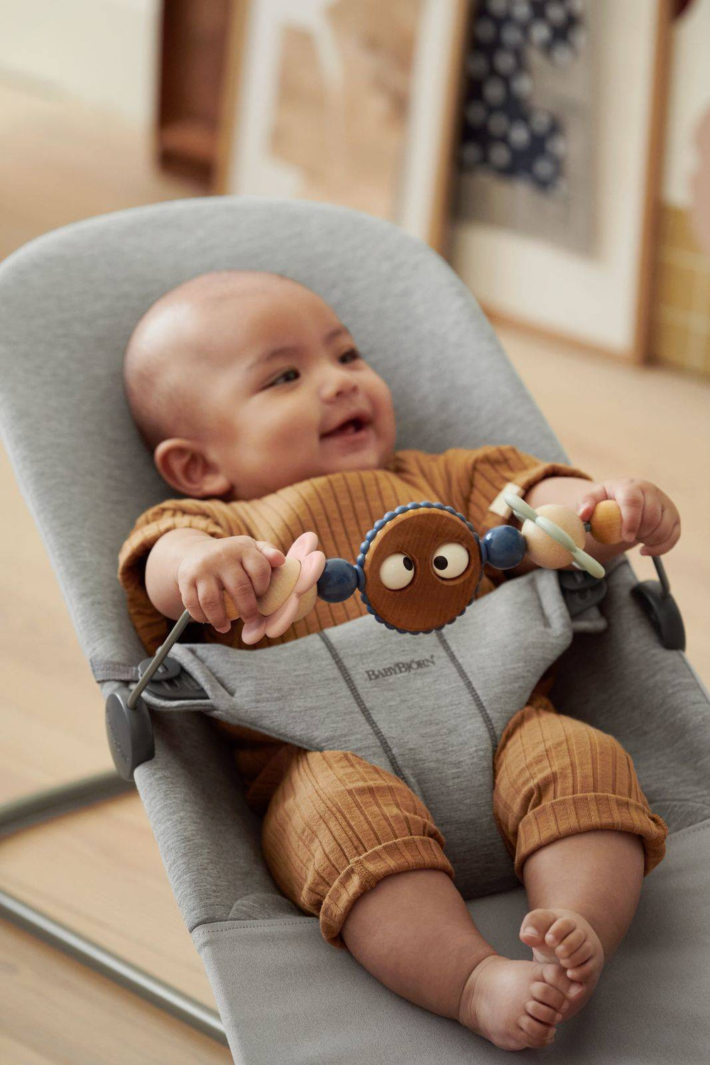 Babywippe BLISS 3D Jersey – Hellgrau + Spielzeug Googly Eyes Pastels