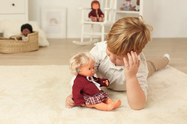 Puppe Mädchen mit Cochlea-Implantat Doll – Europäerin 38 cm