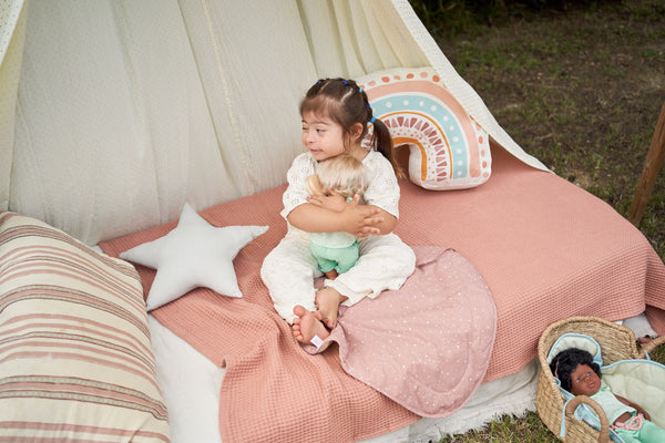 Puppe Mädchen mit Cochlea-Implantat Doll – Europäerin 38 cm