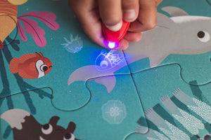 Leuchtendes Puzzle mit Mini-UV-Lampe – Ozean 24 Teile 3+
